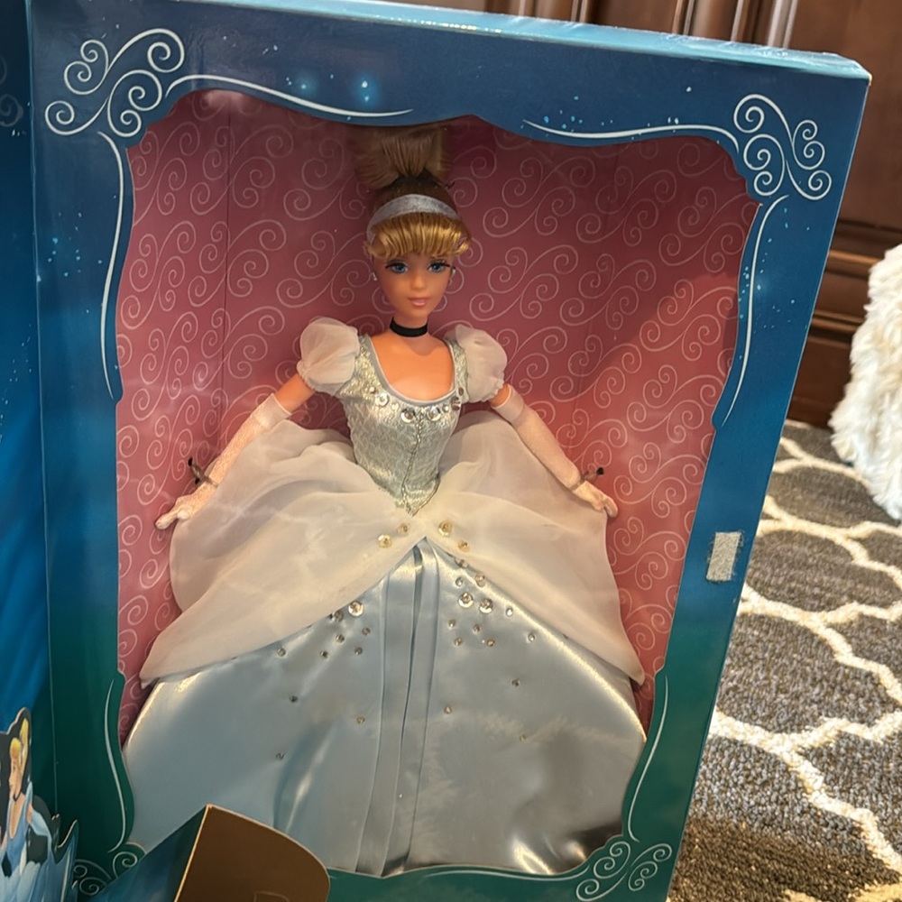 Cinderella Barbie Signature Collection - Picture 5 of 9